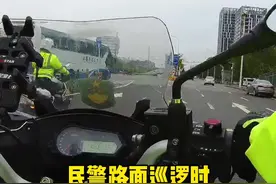 来汉送考大巴迷路，交警叔叔暖心护航！#暖心正能量视频封面