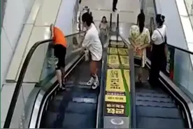 家长注意：男孩坐电梯不慎将头卡在扶梯与横梁之间#监控下的一幕 #儿童安全 #电梯 @抖音短视频 视频封面