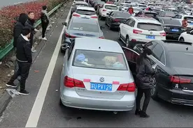 安徽吴庄收费站严重堵车，两个小时没信号，网络中断，电话都打不出去，开车的司机累的腿麻了，好多车油也快没了#安全出行谨慎驾驶 🙏🙏🙏🙏视频封面