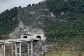 仁遵高速起于遵义仁怀苍龙赵家湾，与仁赤高速公路交叉，止于遵义忠庄桃溪，与兰海高速丁型交叉，全长54.239公里。采用双向六车道高速公路标准建设，设计速度100公里/小时，路基宽度33.5米。桥隧比为 65%，总投资约130亿元。设置桥梁35座，总长13805m，其中特大桥2座，长1616m，大桥32座，长12092m，中桥1座，长97米。设置隧道11座，总长217 85m，其中特长隧道4座，长14555m；长隧道4座，长5325m，中隧道2座，长1455m，短隧道1座，长450m。设置互通立交6处，其中枢纽互通3处，设置服务区1处、停车区1处、应急救援指挥中心1处，收费站3处。 仁遵高速将促进贵州省北部地区旅游业的开发，提升遵义地区经济社会的总体水平，实现全省决战脱贫攻坚、决胜同步小康具有重大意义。视频封面