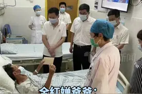 5日，全红婵爷爷在病房里看孙女比赛，很是为她骄傲。爸爸更是表示回来后带她去游乐园！#全红婵 #游乐园视频封面