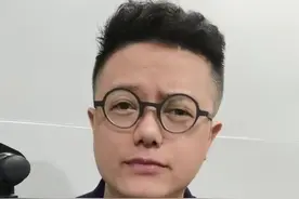 这样的作品是艺术还是低俗？上海一商业广场雕塑被指"性暗示" #大v说热点 #大v说 #社会百态视频封面