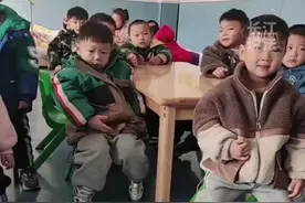 小暖男拉开外套帮老师暖手，老师：孩子的世界很简单，你对他好，他就对你好。视频封面