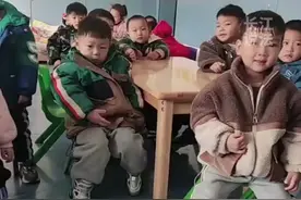 小暖男拉开外套帮老师暖手，老师：孩子的世界很简单，你对他好，他就对你好。视频封面