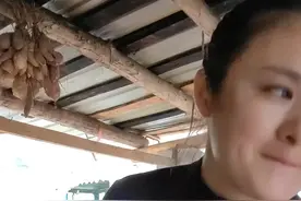 村里有个姑娘叫小曼，不怕吃苦能做饭😂#山里白族姑娘 视频封面