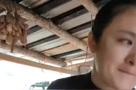村里有个姑娘叫小曼，不怕吃苦能做饭😂#山里白族姑娘 视频封面