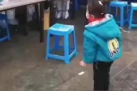 超暖！#4岁小女孩核酸检测现场跳舞感谢医护 视频封面