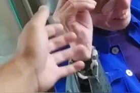 老兵翻出参战头盔，孙子发现竟然是纸做的！爷爷说，没有头盔也要往上冲！#铭记历史 #致敬 视频封面
