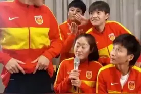 #中国女足 队员#马君 硬核#秀腹肌，看完#男足 的肚子……网友：没有对比就没有伤害 视频封面