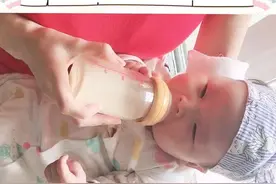 吃奶的宝宝到底要不要喂水？快来看看吧！#宝宝 #新生儿 @抖音小助手视频封面