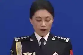 #公安部新闻发布会 2021年，全国公安机关共有261名民警和131名辅警因公牺牲，4375名民警和3420名辅警因公负伤，他们是公安队伍的优秀代表，他们的事迹感人至深、催人奋进。元旦期间，广大公安民警辅警舍小家为大家，坚守岗位、无私奉献，全力守护节日期间社会大局稳定。特别是针对当前部分地区疫情形势，按照公安部党委部署要求，广大公安民警日夜坚守、向疫而行，持续加大重点防控、治安管控、社会面稳控、打击涉疫违法犯罪工作力度，全力投入疫情防控和维护稳定工作。
今天是第二个中国人民警察节。在2022年元旦和第二个人民警察节到来前夕，国务委员、公安部部长赵克志、公安部党委书记、分管日常工作的副部长王小洪向全体民警辅警和警察家属发出慰问信，向依然奋战在防风险、战疫情、保安全、护稳定一线的全国广大公安民警辅警致以节日的问候。公安部党委部署全国公安机关通过多种方式组织开展人民警察节庆祝活动，激发全警护航新征程、忠诚保平安的奋进力量。视频封面