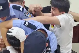 面对庭审中旁听人员愤怒的拳头，押解法警该如何做呢？我们把每一次演练都当做实战来对待#政媒原创作者联盟 #司法警察#处突演练视频封面