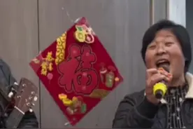 少时夫妻老来伴，这才是真正的妇唱夫随，从阿姨脸上看出满满的幸福。#音乐 #翻唱 #深情演唱