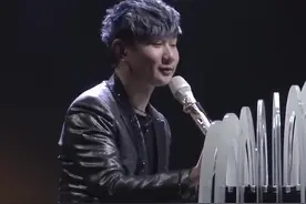 JJ#林俊杰 演唱会搞怪，与#阿杜 比赛谁更像阿杜，你觉得嘞🧐🧐#坚持到底