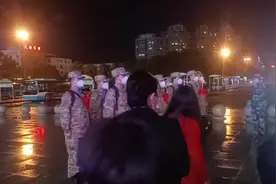 这群帅小伙；一身军服，两枚肩章，三件配饰，四个衣袋，五彩天空