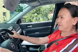 妈妈叫我两姐妹帮她假装做演员，让她假装会开车，拍场景不像视频封面