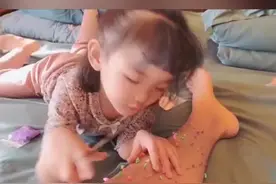 这小棉袄漏风啊！#女儿剪爸爸腿毛给玩偶当头发 爸爸：想笑又想哭，没想到来真的！视频封面