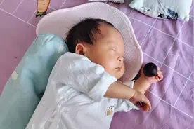 《一颗葡萄在人类幼崽手中到底有多大…》 喜乐：拿来吧你…视频封面