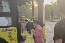 #失明女孩第一次独自坐公交 家人默默跟在后面，看到了很多好心人对她伸出援手视频封面