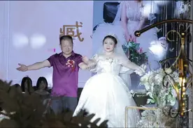 新娘看了父亲一眼，眼泪瞬间就绷不住了。#最美新娘 #婚礼现场视频封面