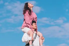 跨年和对象这样拍刷爆朋友圈，赶紧艾特对象学起来拍吧。#李小龙摄影教学 #情侣拍照姿势 #涂鸦圣诞树