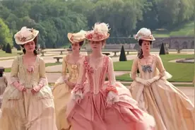 18世纪的洛可可裙被称为“行走的花园”，你赞同这个说法吗？