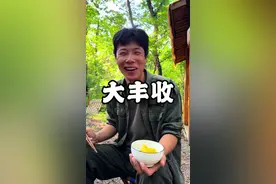 来山上住看蜜蜂，马上就要摇蜜了，今天我姐带着排骨和菜上来，中午做个大锅炖，一家人吃的真香。#大锅炖 #养蜂人 #大山里的味道 #黑蜂蜜 #蜂蜜@永乐影姐 @抖音热点 @抖音短视频 @抖音创作者中心