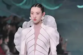 新世代超模大赛亚军缪璐涵#中国国际时装周 #模特 #走秀#凯莱希 #盖娅传说视频封面