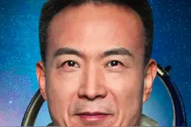 神舟十五号航天员首次集体亮相，3人简历公布：指令长费俊龙曾被授予“英雄航天员”称号视频封面