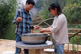 上次来找没有生起来，今天又来弄点回去晒干了以后炒腊肉吃#新农人计划2022 #抖音美食创作人 #跟着抖音学做菜 视频封面