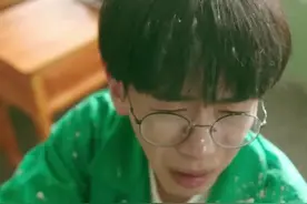 被老师把座位调到最前面，几个学生反应太秀了