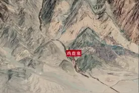 鸡鹿塞位于内蒙古彦淖尔市磴口县，秦始皇统一六国后，派蒙恬率兵30万夺取河南地，把匈奴赶至阴山以北，并在这里设置了九原郡，开始修城筑塞，这包含鸡鹿塞。汉甘露三年(公元前51
年),匈奴呼韩邪单于朝汉,二月单于归,汉派骑兵护
送出鸡鹿塞,并诏高昌候董忠等留卫。东汉和帝永元
元年(公元89年),汉将窦宪、耿秉率精骑八千出鸡鹿
塞,狠狠地打击了北方匈奴。视频封面