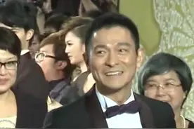 #惊艳了一个时代的男星们 正在慢慢老去，可他们的颜值依旧惊艳！那是一个群星璀璨的年代，恐怕以后不会再有了！忽然发现自己喜欢的明星都老了，是不是自己也老了，致敬经典致敬青春！视频封面