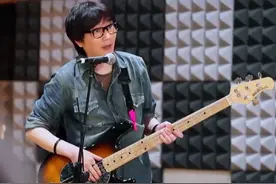 张亚东对音乐有多严格？在线“发飙”改伴奏，一切都是为了让舞台有更好的呈现#草莓星球来的人 视频封面
