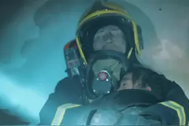 这则视频改编自真实的故事：坠楼瞬间，27岁的消防员杨科璋用身体死死护住女童，自己却走了。致敬英雄！