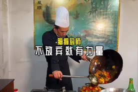 脑瘫小伙靠自学厨艺撑家，你还有什么理由不努力！一定要看到最后视频封面