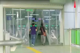 后面的兄弟当时吓坏了吧！视频封面