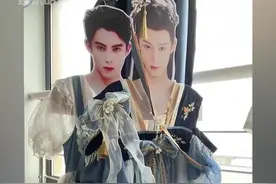 #粉丝用王鹤棣立牌挂女装 #王鹤棣人形立牌衣架 这张清冷霸气的脸配上这些裙子属实有点好笑~~~视频封面