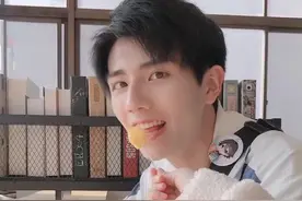 #恋爱 哈哈哈学长不自觉地吃掉投喂过来的食物~😝视频封面