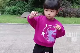 10月13日，重庆云阳。2岁小姑娘跳舞视频走红，背后的百万摄影师竟然是爷爷！@火龙果