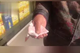 老人拾起国旗用纸包好：不能乱丢！为她点赞！视频封面