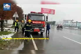 #交通安全 汽车自燃，驾驶员上演教科书式自救视频封面