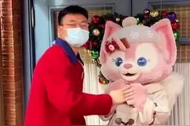 虽然贝儿很美貌，但这次还是这个饲养员吸引了我大部分注意