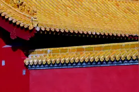红色与黄色的碰撞
     朱红为喜，明黄为尊。