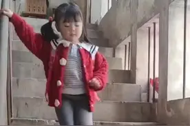小网红菲儿长大了，曾经陪伴爸爸在大街小巷送外卖，那惹人心疼又讨人喜欢的小脸蛋让人看了都能治愈心情#萌娃 #感动 视频封面