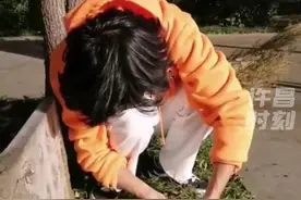 小伙刚买的蓝牙耳机掉进下水道，费尽周折才取出！市民：掉嘞真准！小伙：找不到回家给俺妈不好交代！#耳机 #户外 #许昌 视频封面