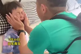 7月30日，山东青岛。军人爸爸刚回来休假，就接到电话需要马上归队，发烧的儿子哭着给爸爸开门送别。#泪目瞬间视频封面