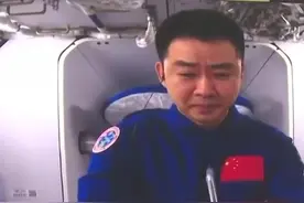 #太空中的扳手旋转时会翻转  在天宫课堂第三讲中，航天员陈冬在“会调头的扳手”实验中展示了微重力环境下的扳手旋转翻转的现象。你知道是什么原理吗？  #天宫课堂第三课 #聚V计划 视频封面