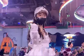 女孩子溜冰的确不能穿短裙，不然就会很尴尬，小姐姐溜冰到底溜冰穿裙子好还是裤子好？#摄影师#溜冰场的小姐姐 #溜冰场的回忆 #尴尬 #上热门抖音小助手 @花花是个宝🌸（轮滑女孩）