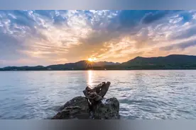 钱江视频主持人李玮献歌